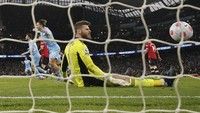 David De Gea kebobolan empat menit laga berjalan lewat gol Kevin De Bruyne. (Foto: AP/Jon Super)