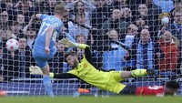 Kevin de Bruyne kembali membobol gawang David De Gea pada menit ke-28. (Foto: AP/Jon Super)