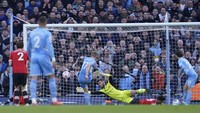 Gol kedua Kevin De Bruyne terjadi karena kegagalan lini belakang Man United menghalau bola kedua ketika De Gea melakukan tepisan sebelumnya. (Foto: AP/Jon Super)