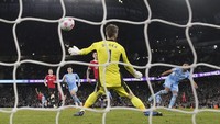 David De Gea kembali gagal menghalau tembakan Riyad Mahrez menjelang laga usai. Bola sepakan Mahrez menghujam muka De Gea sebelum masuk ke gawang. (Foto: AP/Jon Super)