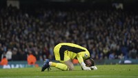 David De Gea tertunduk lesu setelah gol keempat Manchester City. (Foto: AP/Jon Super)