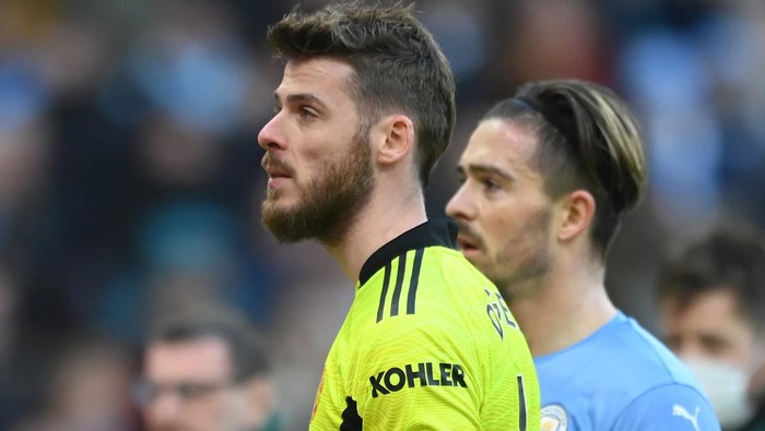 David De Gea MANCHESTER, ENGLAND - MARCH 06: David De Gea of Manchester United looks on as a medical emergency occurs in the crowd as play is halted during the Premier League match between Manchester City and Manchester United at Etihad Stadium on March 06, 2022 in Manchester, England. (Photo by Michael Regan/Getty Images)