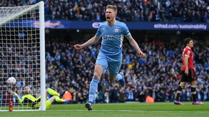 MANCHESTER, ENGLAND - MARCH 06: Kevin De Bruyne of Manchester City celebrates after scoring their sides first goal during the Premier League match between Manchester City and Manchester United at Etihad Stadium on March 06, 2022 in Manchester, England. (Photo by Michael Regan/Getty Images)