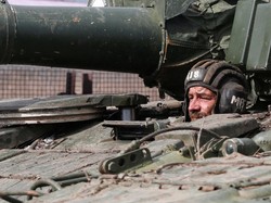 Konvoi Militer Rusia di Ukraina Dipasangi Bendera Uni Soviet