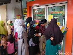 Kisah Susah Emak-emak: Berburu Migor hingga Buntuti Mobil Pemasok