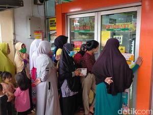 Kisah Susah Emak-emak: Berburu Migor hingga Buntuti Mobil Pemasok Kisah Susah Emak-emak: Berburu Migor hingga Buntuti Mobil Pemasok