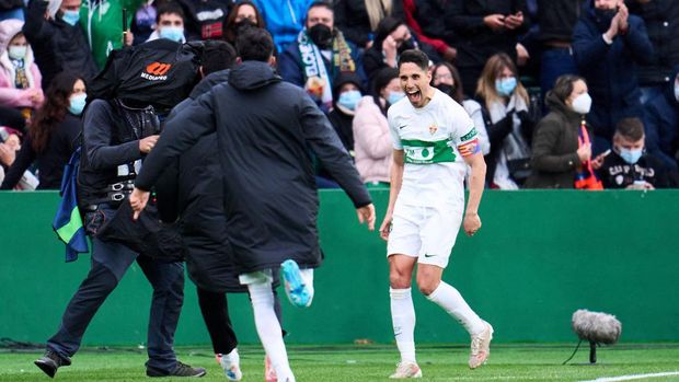 ELCHE, SPAIN - MARCH 06: Fidel Chaves of Elche CF celebrates after scoring goal during the LaLiga Santander match between Elche CF and FC Barcelona at Estadio Manuel Martinez Valero on March 06, 2022 in Elche, Spain. (Photo by Aitor Alcalde/Getty Images)