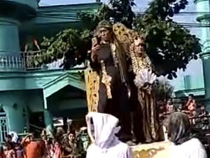 Viral Mempelai Wanita Terjungkal Saat Arak-arakan, Kelakuan Suami Bikin Salfok