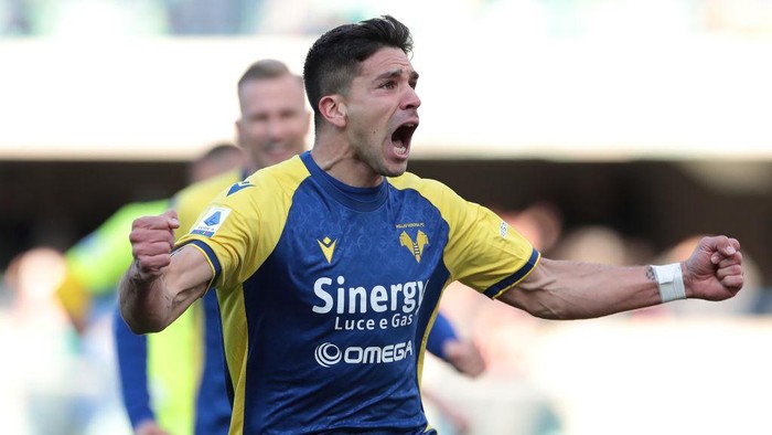VERONA, ITALY - FEBRUARY 27: Giovanni Simeone of Hellas Verona celebrates after scoring the opening goal during the Serie A match between Hellas Verona and Venezia FC at Stadio Marcantonio Bentegodi on February 27, 2022 in Verona, Italy. (Photo by Emilio Andreoli/Getty Images)