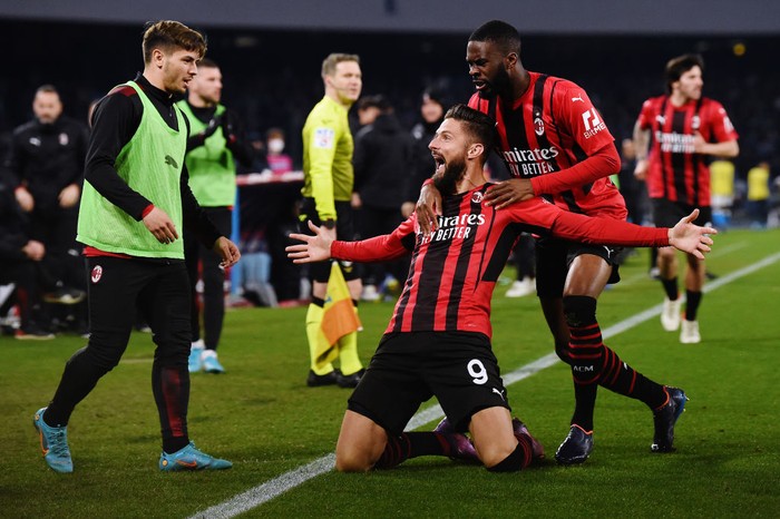 Giroud Bawa AC Milan Berjaya di Markas Napoli NAPLES, ITALY - MARCH 06: Victor Osimhen of SSC Napoli runs with the ball whilst under pressure from Fikayo Tomori of AC Milan during the Serie A match between SSC Napoli and AC Milan at Stadio Diego Armando Maradona on March 06, 2022 in Naples, . (Photo by Francesco Pecoraro/Getty Images)