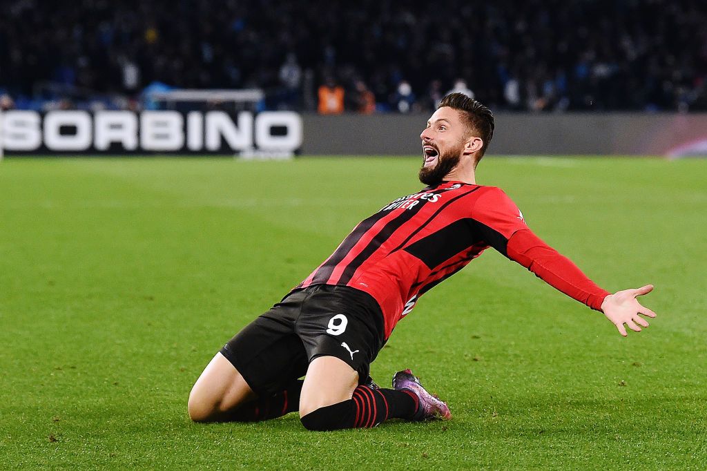 NAPLES, ITALY - MARCH 06: Victor Osimhen of SSC Napoli runs with the ball whilst under pressure from Fikayo Tomori of AC Milan during the Serie A match between SSC Napoli and AC Milan at Stadio Diego Armando Maradona on March 06, 2022 in Naples, . (Photo by Francesco Pecoraro/Getty Images)