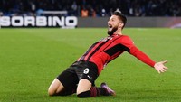 Olivier Giroud dari AC Milan melakukan selebrasi setelah mencetak gol pertama tim mereka dalam pertandingan Serie A antara SSC Napoli dan AC Milan di Stadio Diego Armando Maradona, (6/3/2022) di Naples.