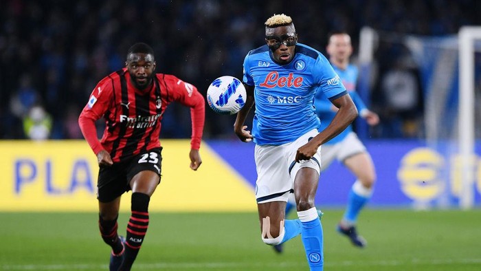NAPLES, ITALY - MARCH 06: Victor Osimhen of SSC Napoli runs with the ball whilst under pressure from Fikayo Tomori of AC Milan during the Serie A match between SSC Napoli and AC Milan at Stadio Diego Armando Maradona on March 06, 2022 in Naples, . (Photo by Francesco Pecoraro/Getty Images)