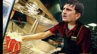 Kalau tidak berpostur tinggi dan berasal dari Inggris, Maguire diledek kerja di McD dan bukannya main untuk MU. Foto: dok. Twitter