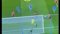 Kalau yang ini sedikit membela Maguire. Ternyata para pemain MU lain juga buruk dalam koordinasi bertahan. Maguire tidak sendirian! Foto: dok. Twitter