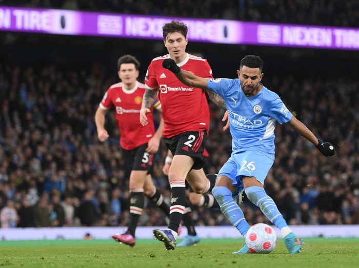 MANCHESTER, ENGLAND - MARCH 06: Harry Maguire of Manchester United looks dejected during the Premier League match between Manchester City and Manchester United at Etihad Stadium on March 06, 2022 in Manchester, England. (Photo by Michael Regan/Getty Images)
