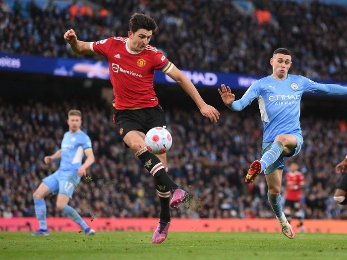 MANCHESTER, ENGLAND - MARCH 06: Harry Maguire of Manchester United looks dejected during the Premier League match between Manchester City and Manchester United at Etihad Stadium on March 06, 2022 in Manchester, England. (Photo by Michael Regan/Getty Images)