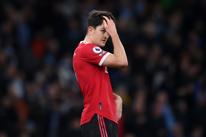 harry maguire manchester united derby manchester man city vs man united MANCHESTER, ENGLAND - MARCH 06: Harry Maguire of Manchester United looks dejected during the Premier League match between Manchester City and Manchester United at Etihad Stadium on March 06, 2022 in Manchester, England. (Photo by Laurence Griffiths/Getty Images)