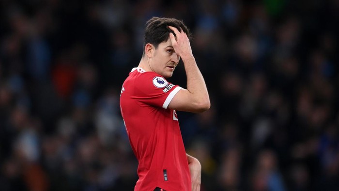MANCHESTER, ENGLAND - MARCH 06: Harry Maguire of Manchester United looks dejected during the Premier League match between Manchester City and Manchester United at Etihad Stadium on March 06, 2022 in Manchester, England. (Photo by Laurence Griffiths/Getty Images)