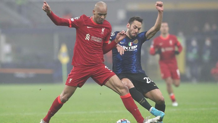 MILAN, ITALY - FEBRUARY 16: Fabinho of Liverpool FC competes with Hakan Calhanoglu of FC Internazionale during the UEFA Champions League Round Of Sixteen Leg One match between FC Internazionale and Liverpool FC at Giuseppe Meazza Stadium on February 16, 2022 in Milan, Italy. (Photo by Marco Luzzani/Getty Images)