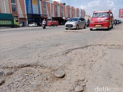 Jalan Rusak Menuju Kampus Unimed-UIN Sumut di Deli Serdang Dikeluhkan