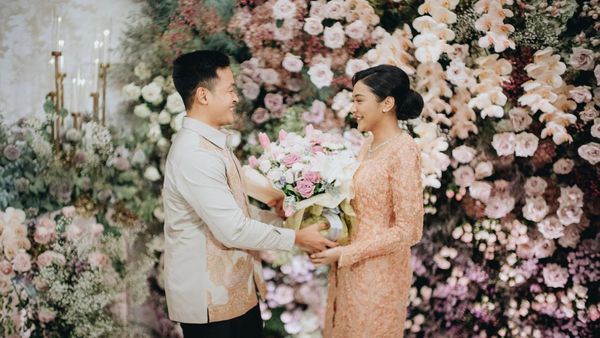 10 Inspirasi Makeup dan Kebaya Lamaran Putri Tanjung