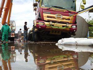 Polisi Periksa Sopir Truk 30 Ton Cairan Asam Sulfat yang Tumpah di Cilegon Polisi Periksa Sopir Truk 30 Ton Cairan Asam Sulfat yang Tumpah di Cilegon