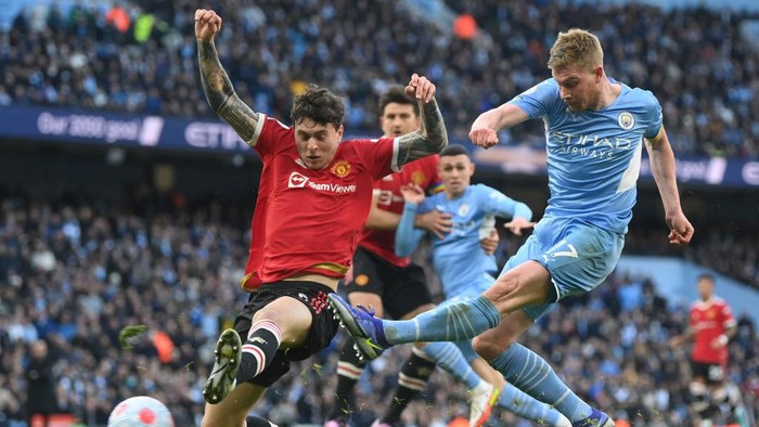 MANCHESTER, ENGLAND - MARCH 06: Kevin De Bruyne of Manchester City celebrates after scoring their sides first goal during the Premier League match between Manchester City and Manchester United at Etihad Stadium on March 06, 2022 in Manchester, England. (Photo by Michael Regan/Getty Images)