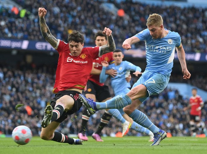 MANCHESTER, ENGLAND - MARCH 06: Kevin De Bruyne of Manchester City celebrates after scoring their sides first goal during the Premier League match between Manchester City and Manchester United at Etihad Stadium on March 06, 2022 in Manchester, England. (Photo by Michael Regan/Getty Images)