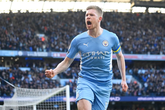 Kevin De Bruyne MANCHESTER, ENGLAND - MARCH 06: Kevin De Bruyne of Manchester City celebrates after scoring their sides first goal during the Premier League match between Manchester City and Manchester United at Etihad Stadium on March 06, 2022 in Manchester, England. (Photo by Michael Regan/Getty Images)