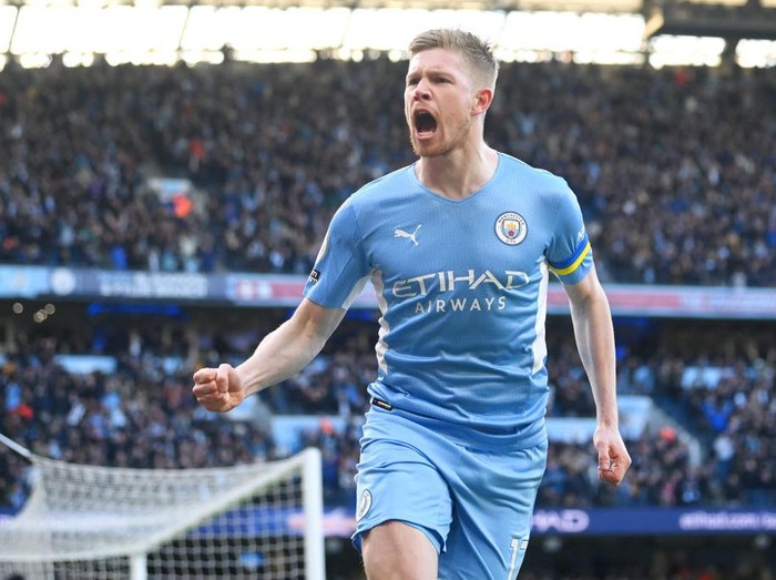 MANCHESTER, ENGLAND - MARCH 06: Kevin De Bruyne of Manchester City celebrates after scoring their sides first goal during the Premier League match between Manchester City and Manchester United at Etihad Stadium on March 06, 2022 in Manchester, England. (Photo by Michael Regan/Getty Images)