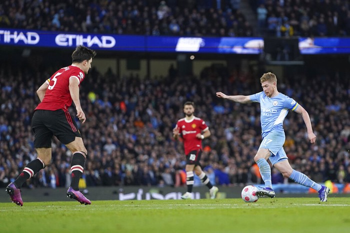 Manchester City's Kevin De Bruyne, right, runs with the ball during the English Premier League soccer match between Manchester City and Manchester United, at the Etihad stadium in Manchester, England, Sunday, March 6, 2022. (AP Photo/Jon Super)