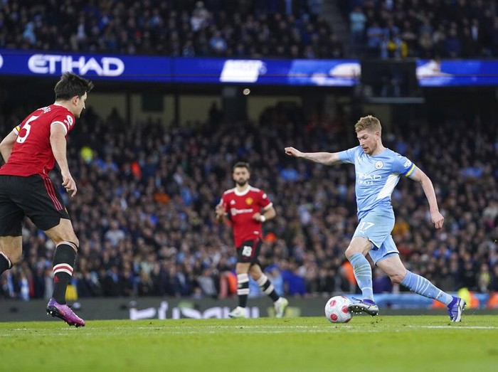 Manchester City's Kevin De Bruyne, right, runs with the ball during the English Premier League soccer match between Manchester City and Manchester United, at the Etihad stadium in Manchester, England, Sunday, March 6, 2022. (AP Photo/Jon Super)