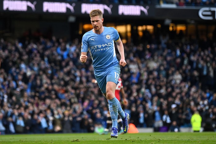 MANCHESTER, ENGLAND - MARCH 06: Kevin De Bruyne of Manchester City celebrates after scoring their sides first goal during the Premier League match between Manchester City and Manchester United at Etihad Stadium on March 06, 2022 in Manchester, England. (Photo by Michael Regan/Getty Images)