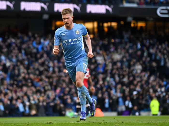 MANCHESTER, ENGLAND - MARCH 06: Kevin De Bruyne of Manchester City celebrates after scoring their sides first goal during the Premier League match between Manchester City and Manchester United at Etihad Stadium on March 06, 2022 in Manchester, England. (Photo by Michael Regan/Getty Images)