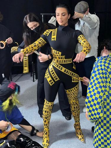 Kim Kardashian Dibungkus Selotip Balenciaga di Paris Fashion Show