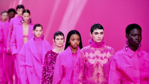 Models present creations by designer Pierpaolo Piccioli as part of his Fall-Winter 2022/2023 Women's ready-to-wear collection show for fashion house Valentino during Paris Fashion Week in Paris, France, March 6, 2022. REUTERS/Piroschka van de Wouw
