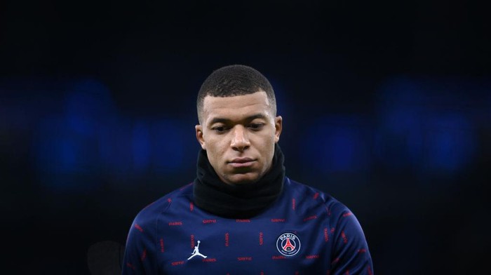MANCHESTER, ENGLAND - NOVEMBER 24: Kylian Mbappe of Paris Saint-Germain looks on during the UEFA Champions League group A match between Manchester City and Paris Saint-Germain at Etihad Stadium on November 24, 2021 in Manchester, England. (Photo by Laurence Griffiths/Getty Images)