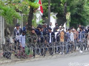 Mahasiswa Kepulauan Madura Demo Minta Kapal Antarpulau Beroperasi Lagi
