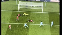 Penampakan porak-porandanya pertahanan MU saat lawan Man City. Foto: dok. Twitter