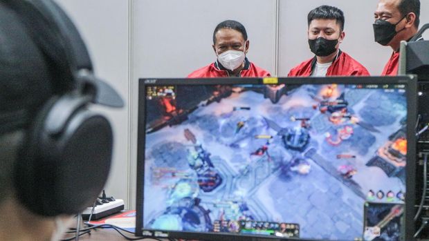 Menteri Pemuda dan Olahraga (Menpora) Zainudin Amali (kiri) didampingi Ketua Harian PBESI Bambang Sunarwibowo (kanan) dan  Manajer Tim Nasional Esports SEA Games Erlangga (tengah) saat meninjau Pelatnas Esports SEA Games di Megamendung, Kabupaten Bogor, Jawa Barat, Senin (7/3/2022). Menpora berharap kepada Pengurus Besar Esport Indonesia (PBESI) yang menggelar Pelatnas dapat menghasilkan atlet dan tim terbaik untuk membawa nama Indonesia di SEA Games Vietnam tahun ini. ANTARA FOTO/Yulius Satria Wijaya./rwa.