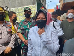 Risma Salurkan Bantuan Korban Bentrokan Double O Sorong di Surabaya