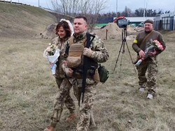 Anggota Militer Ukraina Putuskan Menikah di Tengah Invasi Rusia
