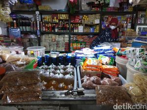Pedagang Ngeluh Nombok Beli Garam-Terigu Biar Bisa Jual Minyak Goreng