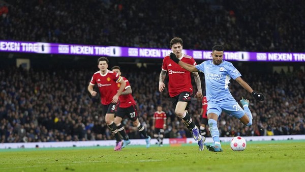 Manchester Uniteds goalkeeper David de Gea, center, fails to save the ball as Manchester Citys Riyad Mahrez, left, scores his sides third goal during the English Premier League soccer match between Manchester City and Manchester United, at the Etihad stadium in Manchester, England, Sunday, March 6, 2022. (AP Photo/Jon Super)