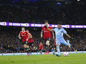 Duh, Riyad Mahrez Sengaja Tendang Bola ke Wajah De Gea