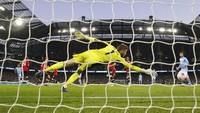 David De Gea kebobolan untuk yang ketiga kalinya lewat bola mendatar Riyad Mahrez pada menit ke-68. (Foto: AP/Jon Super)