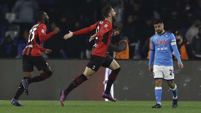 Olivier Giroud celebra tras marcar el gol con el que Milan derrotó 1-0 al Napoli en la Serie A italiana, el domingo 6 de marzo de 2022. (Alessandro Garofalo/LaPresse vía AP)