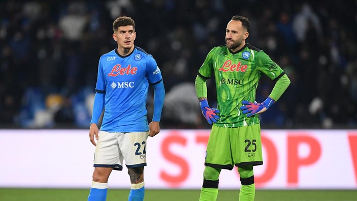 NAPLES, ITALY - MARCH 06: Giovanni Di Lorenzo and David Ospina of SSC Napoli look dejected following their sides defeat after the Serie A match between SSC Napoli and AC Milan at Stadio Diego Armando Maradona on March 06, 2022 in Naples, . (Photo by Francesco Pecoraro/Getty Images)