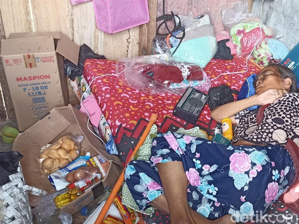 Nenek Penghuni Gubuk di Atas Drainase Grobogan Tolak Pindah ke Panti Jompo